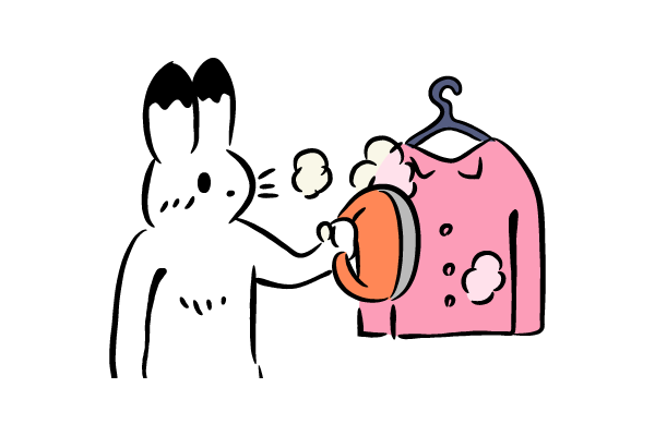 スチームアイロンをかけるウサギ